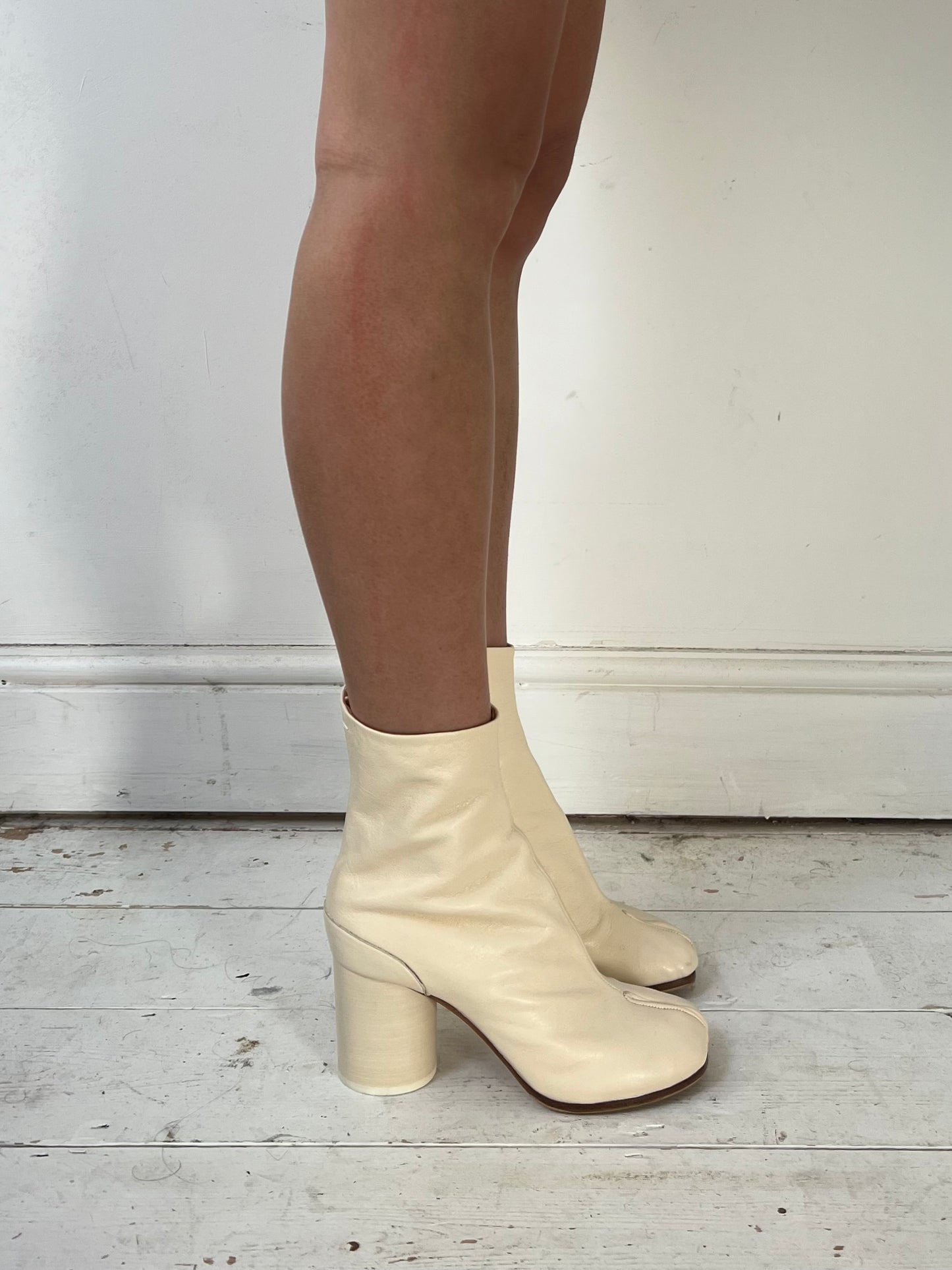 MARGIELA CREAM TABI BOOTS (EU 37)