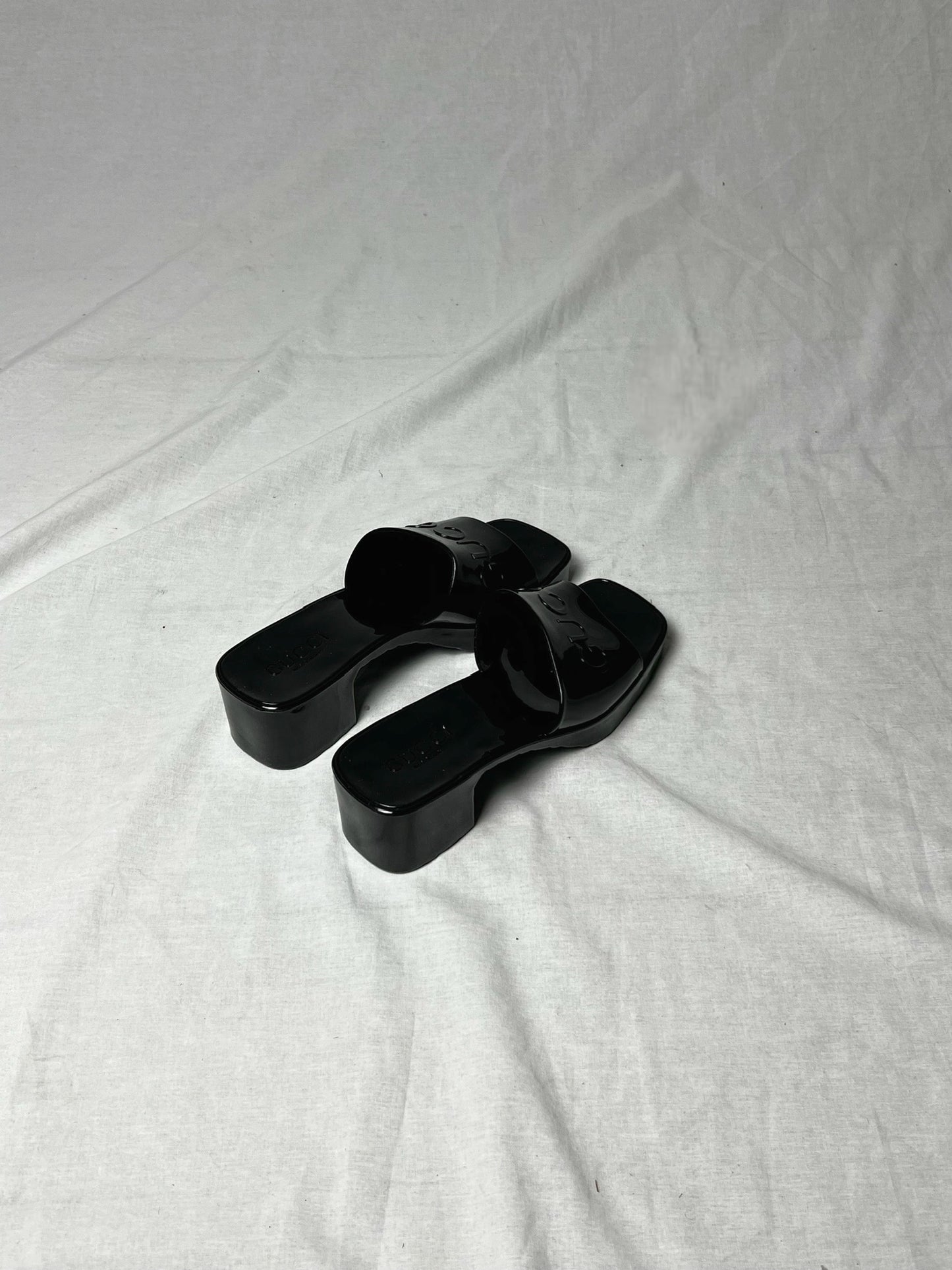 GUCCI RUBBER LOGO SANDALS