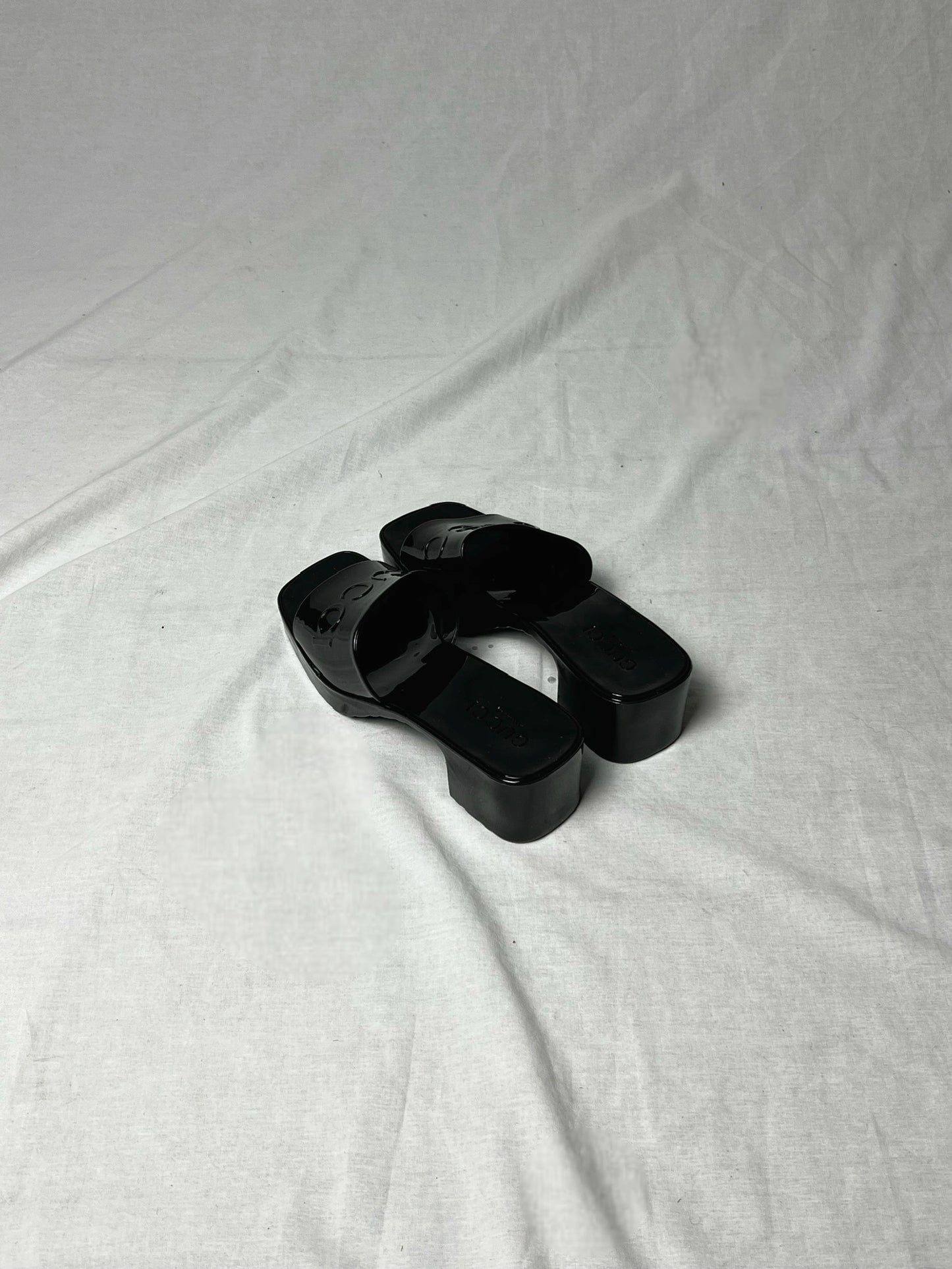 GUCCI RUBBER LOGO SANDALS
