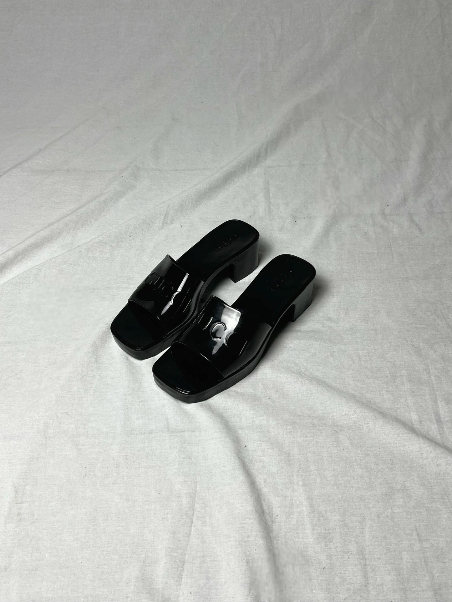 GUCCI RUBBER LOGO SANDALS