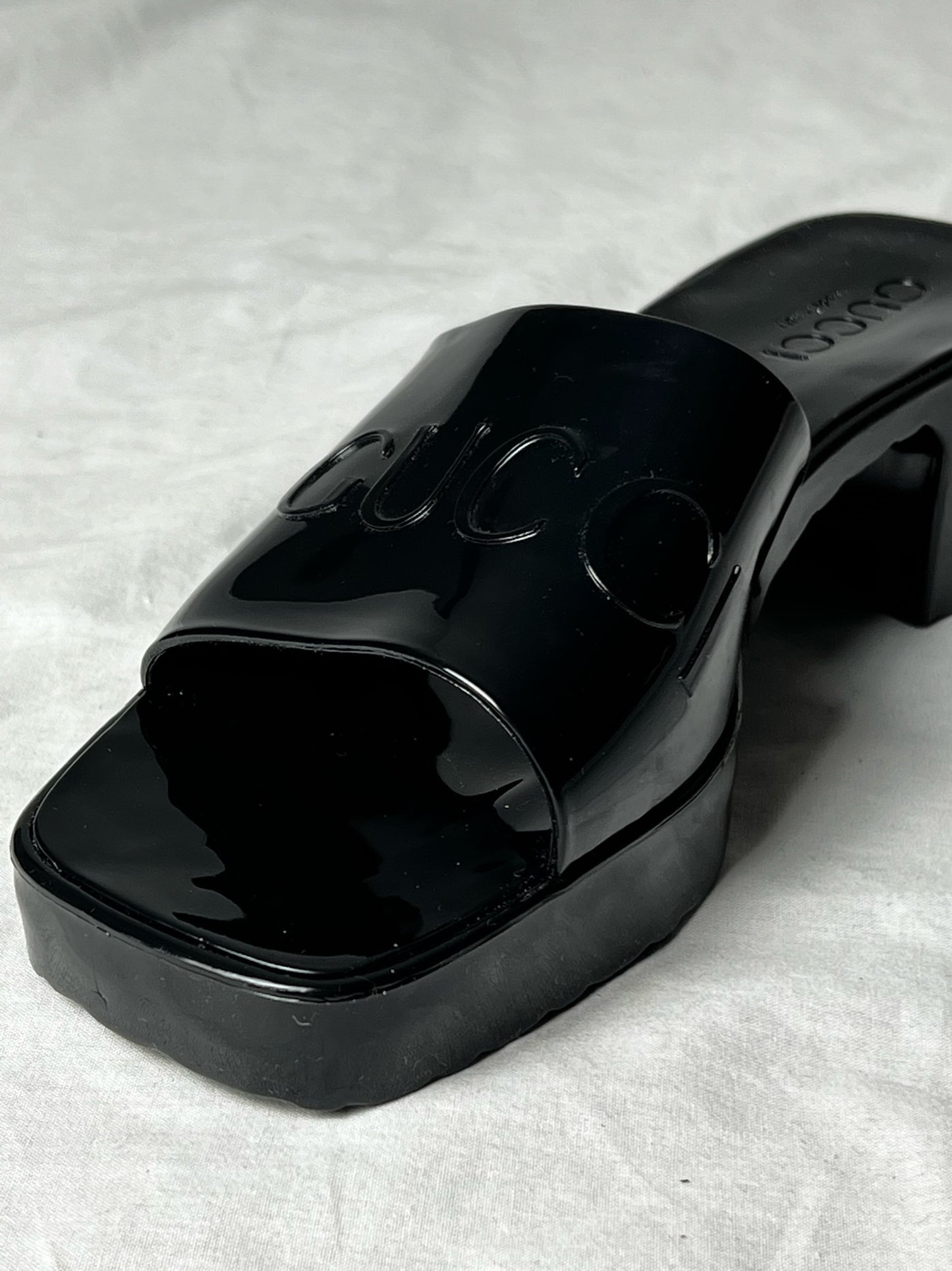 GUCCI RUBBER LOGO SANDALS