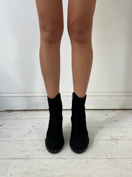 ANN DEMEULEMEESTER SUEDE HEELS (EU 39)