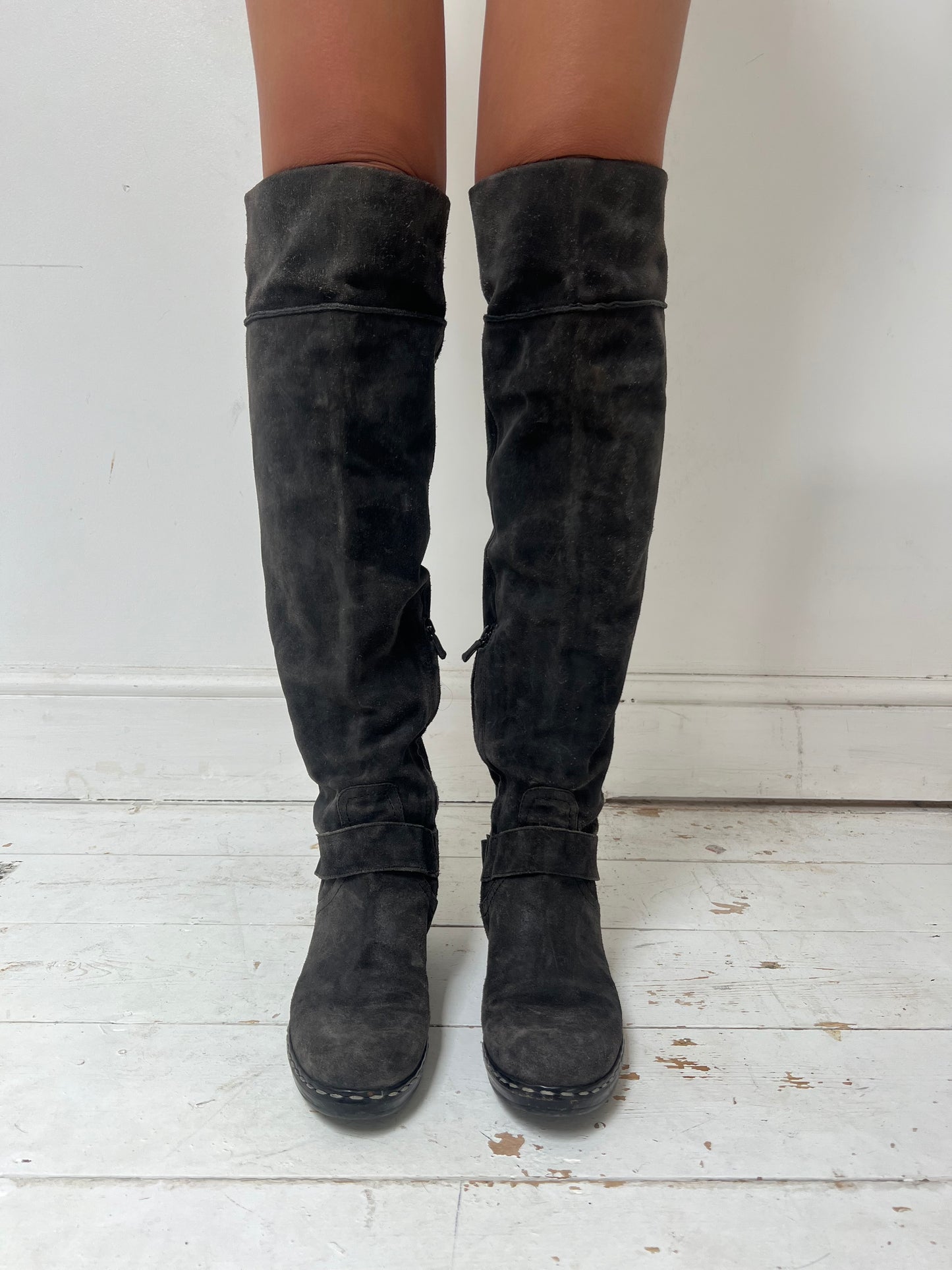 COSTUME NATIONAL KNEE HIGH SUEDE BOOTS (EU 38)