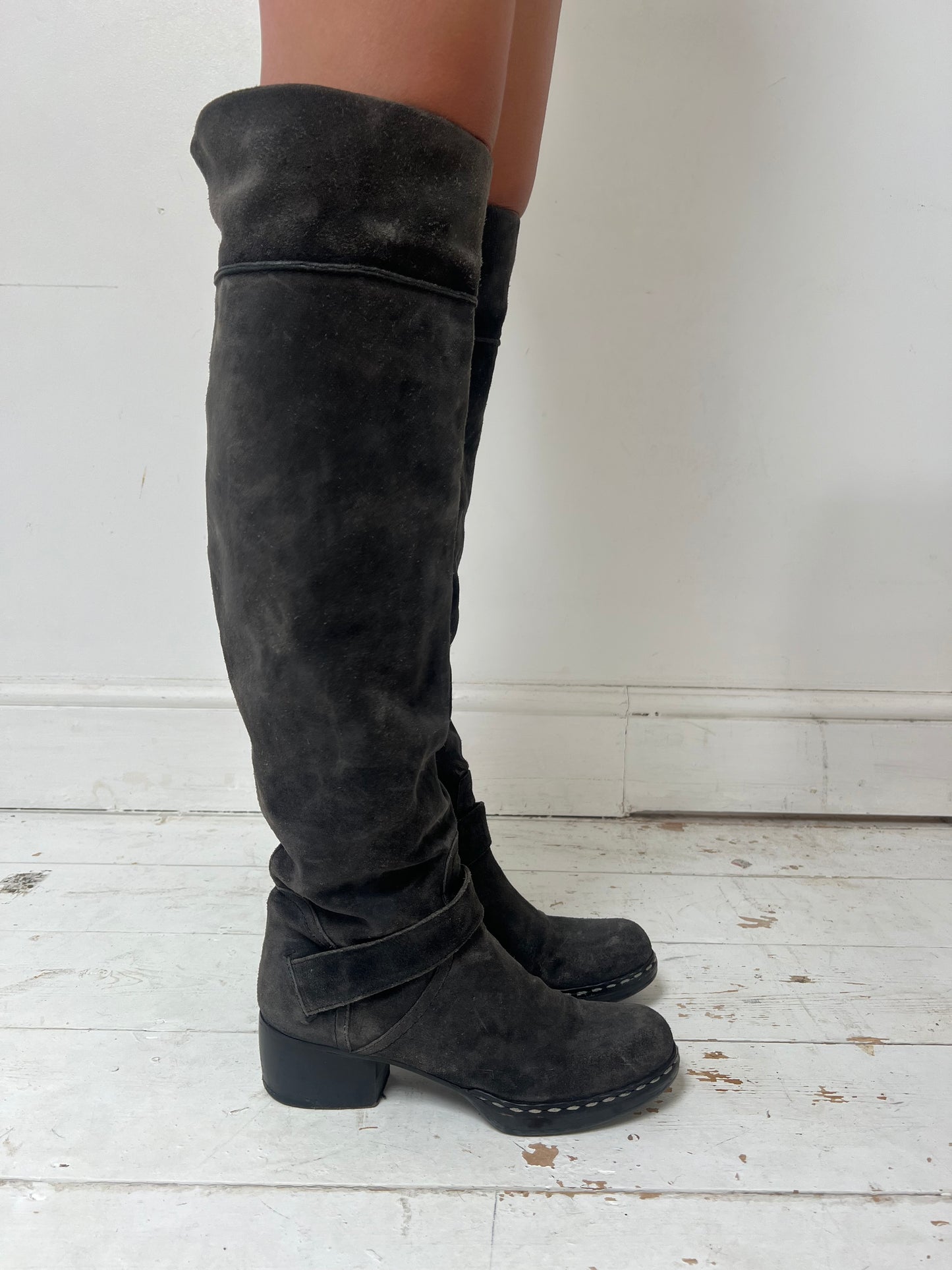 COSTUME NATIONAL KNEE HIGH SUEDE BOOTS (EU 38)