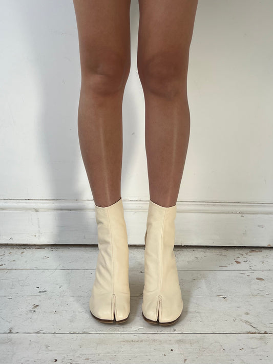 MARGIELA CREAM TABI BOOTS (EU 37)