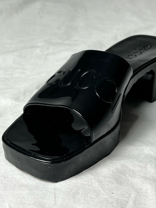 GUCCI RUBBER LOGO SANDALS