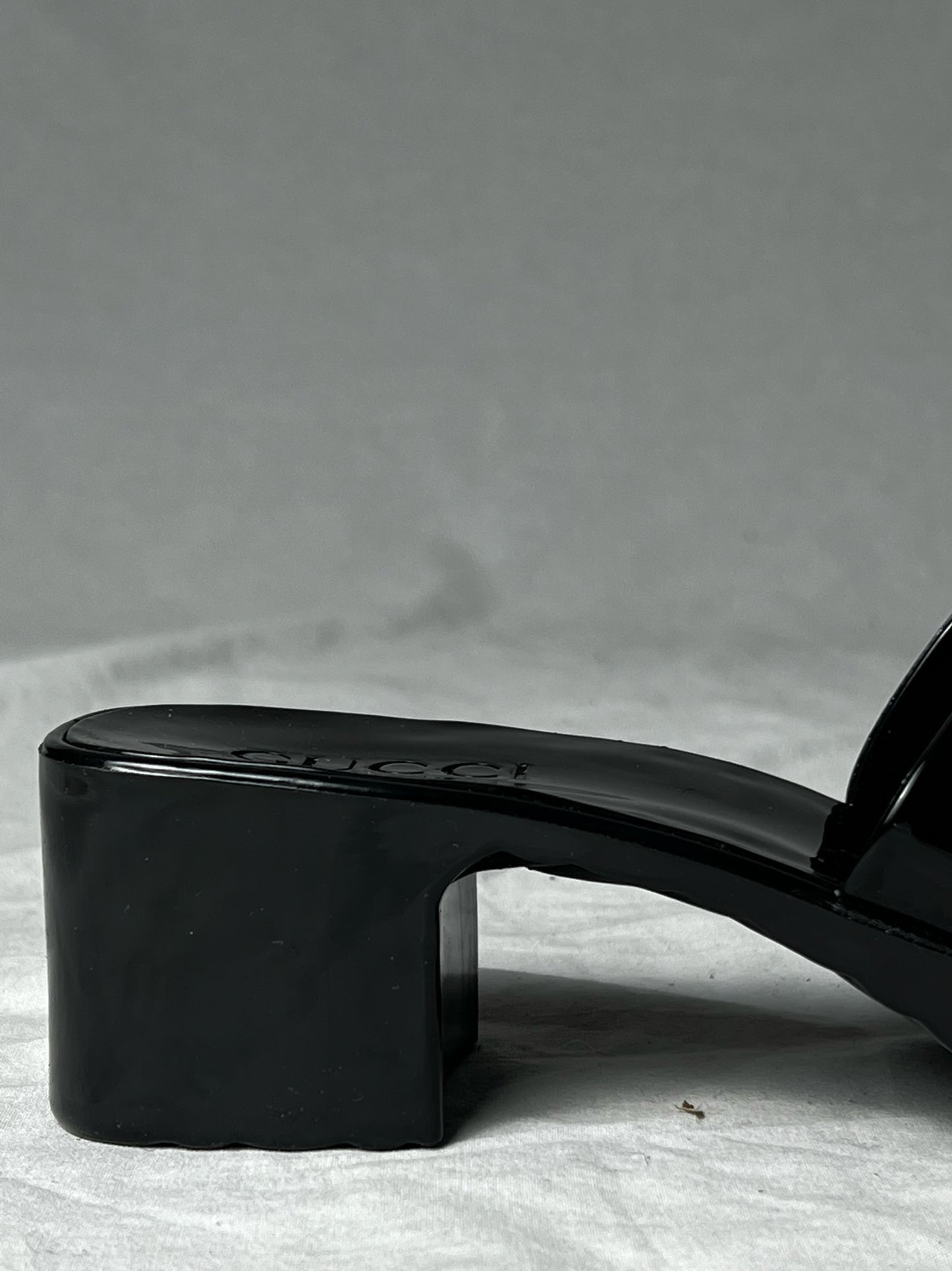 GUCCI RUBBER LOGO SANDALS